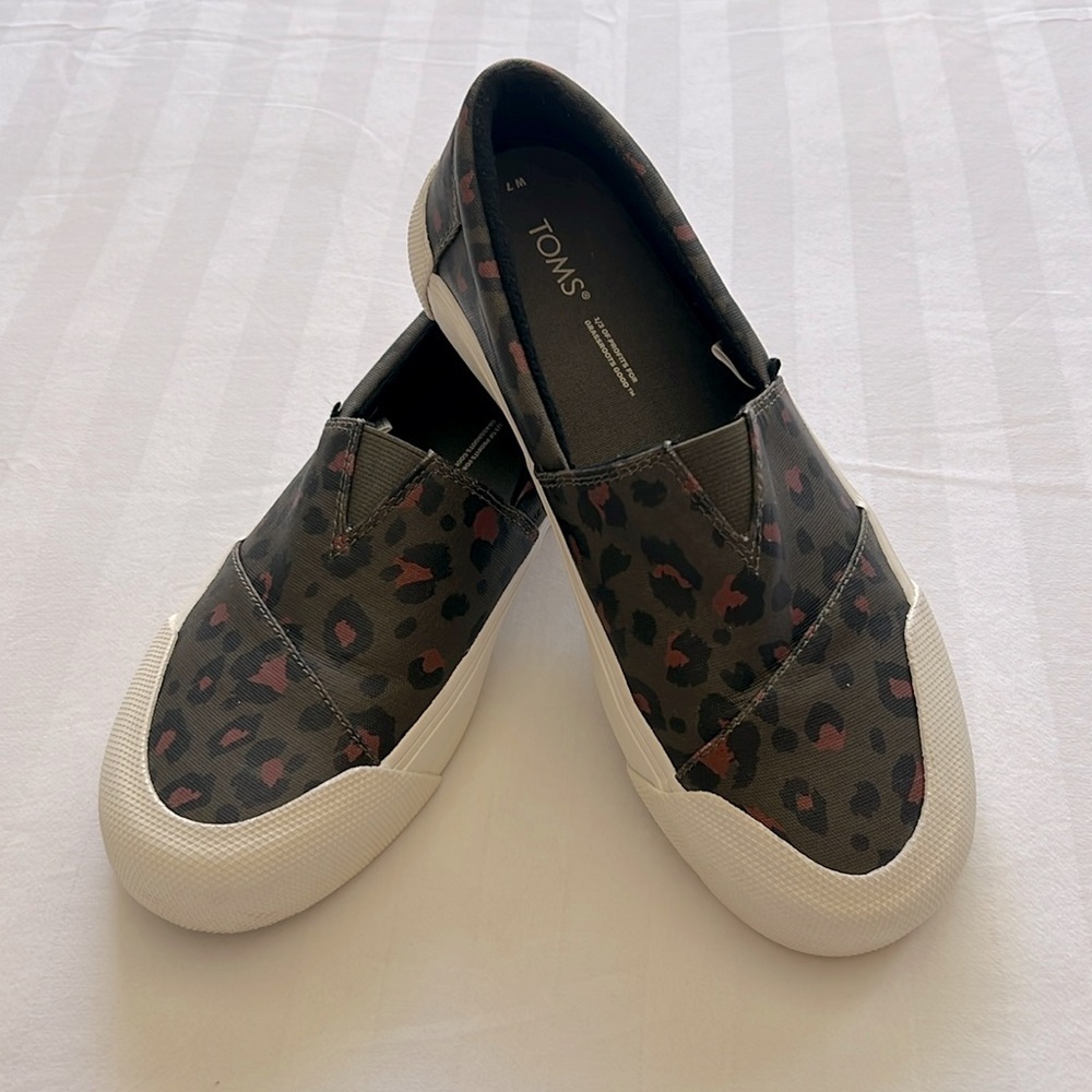 TOMS Women’s Fenix tarmac olive leopard print slip on matte canvas sneakers